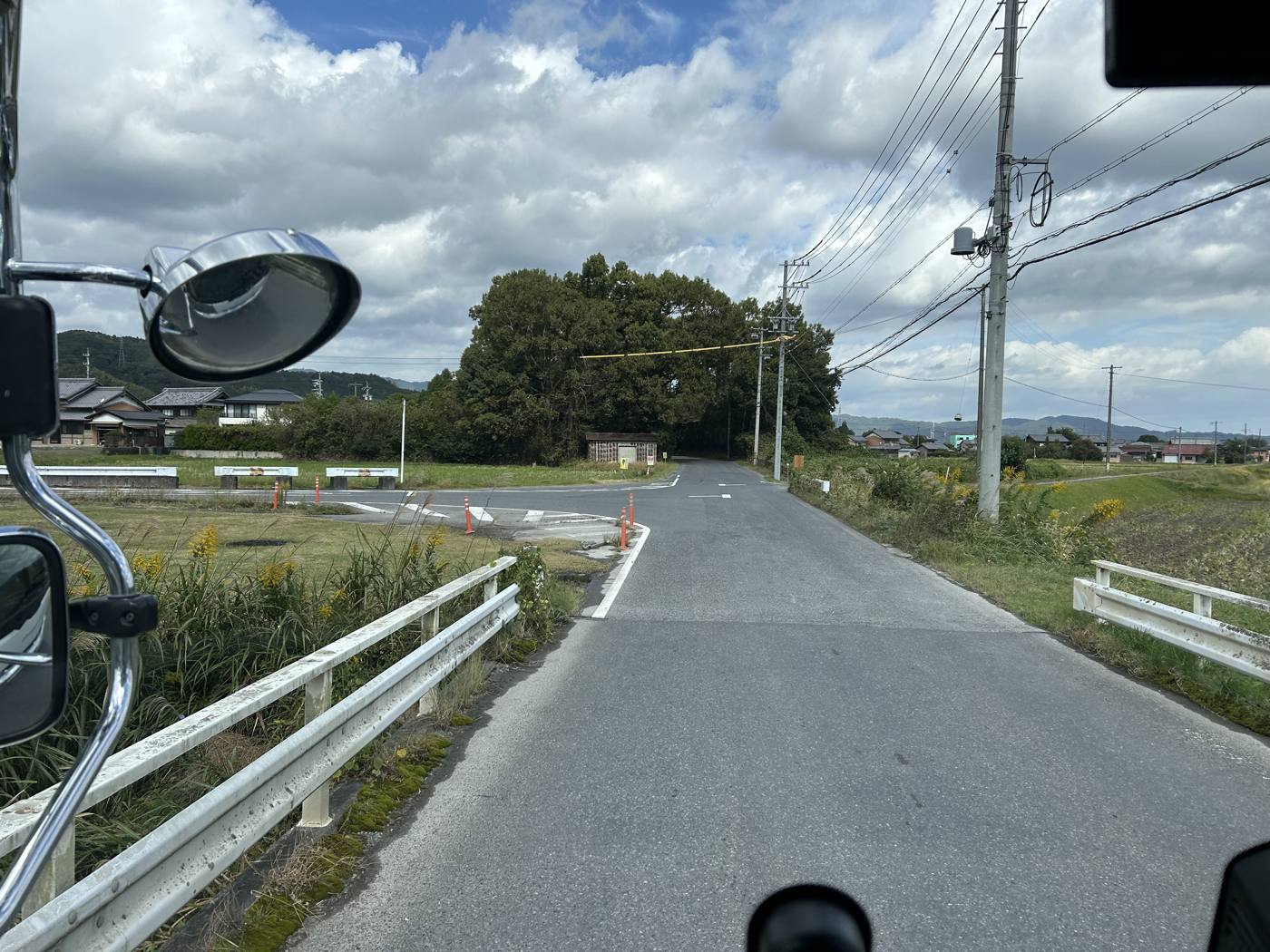 橋を越えた先の交差点